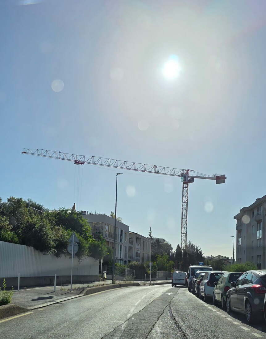 chantier Ornella Antibes, grue levée vue depuis la rue, juin 2026