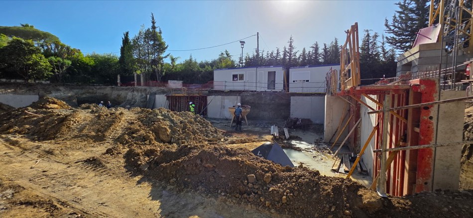 coffrages et banches du chantier Ornella, terrassement en cours