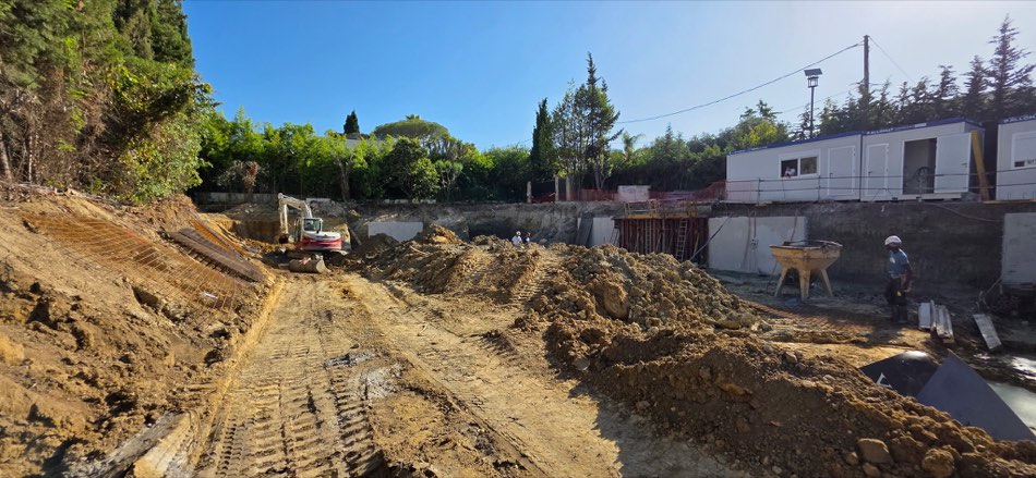 vue large du chantier Ornella Antibes, pelleteuse et terrassement